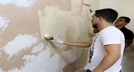 بالصور.. ولي عهد الأردن يقوم بترميم منزل لمواطنة أردنية