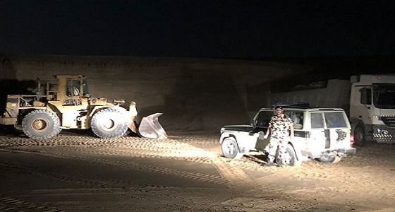 بالصور.. ضبط شيولين و4 شاحنات يقومون بنهل الرمال في الدمام