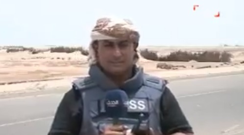 بالفيديو.. سقوط قذيفة حوثية بالقرب من مراسل الحدث على الهواء