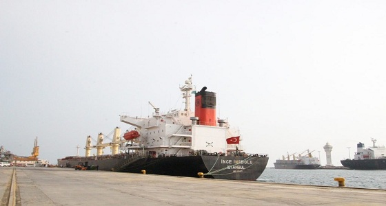 بالصور.. السفينة التركية التي تعرضت للهجوم الحوثي تخضع للصيانة بميناء جازان