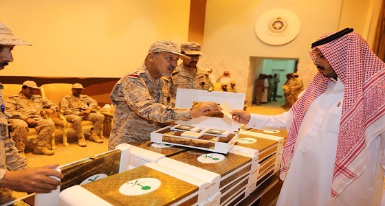 تسليم مبالغ مالية وهدايا عينية لأسر الشهداء والمصابين بأمر ولي العهد