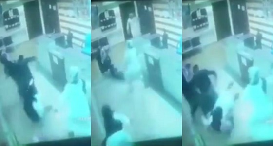 في مشهد خالي من الإنسانية.. اعتداء 4 أشخاص على رجل وطعنه بالسكين