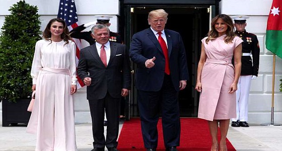 بالصور.. اللون الوردي يجمع ميلانيا ترامب والملكة رانيا بالبيت الابيض