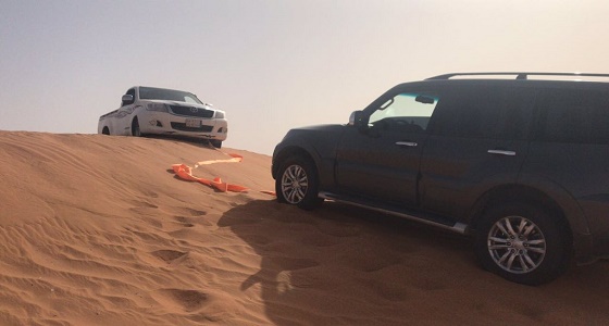 بالصور.. إنقاذ سيارة عالقة بالرمال في الرياض