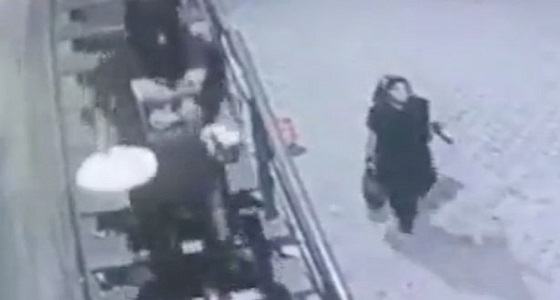 بالفيديو.. حارس أمن يقتل فتاة في الشارع بعد رفضها الزواج منه
