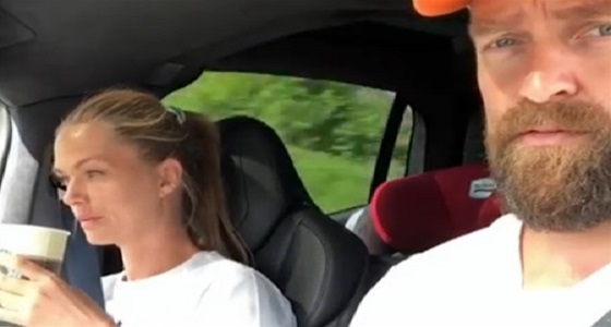 بالفيديو.. رجل ينفذ مقلبا قاسيا في زوجته داخل السيارة