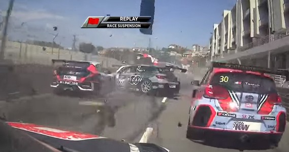 بالفيديو.. حادث مروع في بطولة العالم للسيارات ينتهي بتطاير سيارة في الهواء !