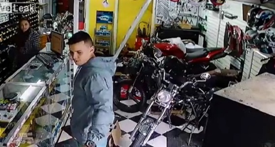 بالفيديو.. رد فعل زبون لحظة اعتداء لص مسلح عليه داخل متجر