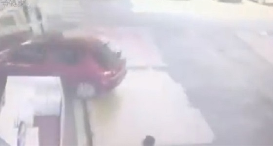بالفيديو.. سائق متهور يتسبب في انفجار داخل محطة وقود