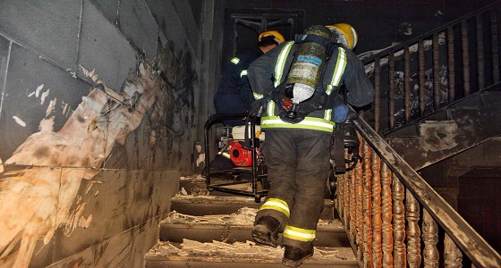 بالصور.. إخلاء بناية من 6 أدوار بعد نشوب حريق بمدخلها في جدة