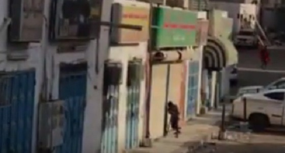 بالفيديو.. لصوص يحاولون سرقة محل والشرطة تباغتهم