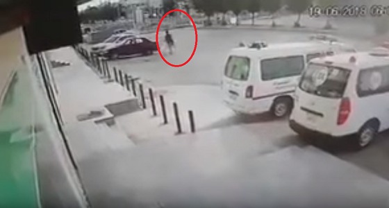 بالفيديو.. سرقة سيارة من أمام مستوصف بالرياض تركها صاحبها في وضع التشغيل