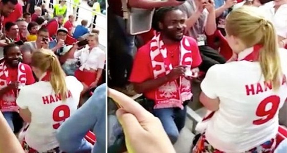 بالفيديو.. شاب يطلب يد حبيبته خلال مباراة كأس العالم