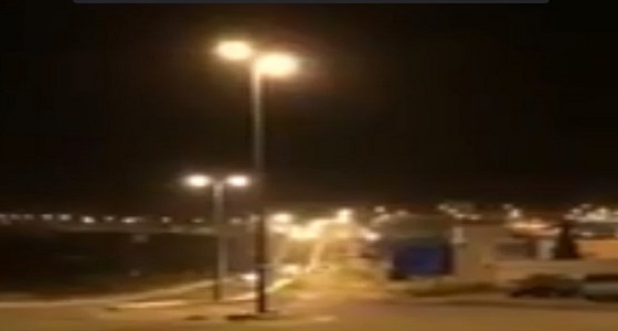 بالفيديو..عامود كهربائي يهدد حياة قائدي السيارات بالنماص