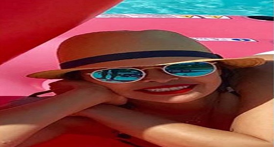 داليا البحيري تثير ضجة بصورتها بالمايوه برفقة ابنتها