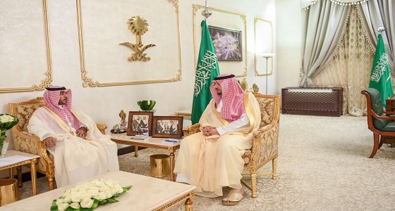 أمير الحدود الشمالية يلتقي مدير الطرق بالمنطقة