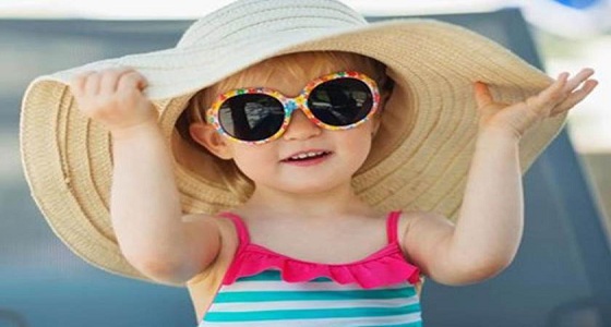 ملابس تحمي طفلك من الشمس
