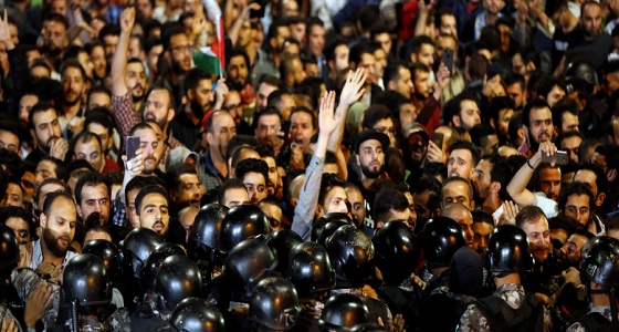 القبض على 60 خارجا عن القانون خلال الاحتجاجات بالأردن
