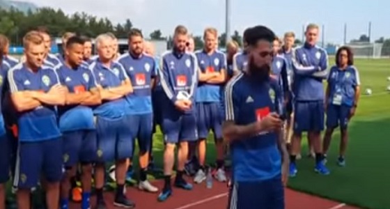 بالفيديو.. لاعب المنتخب السويدي يرد على الإساءات العنصرية التي استهدفته