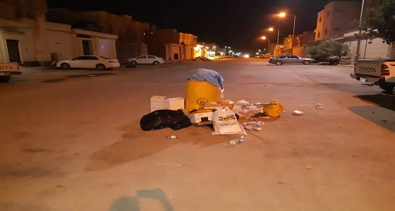 بالصور..أهالي حي الرمال يعانون من قلة صناديق القمامة والمختصون ” لا حياة لمن تنادي  “