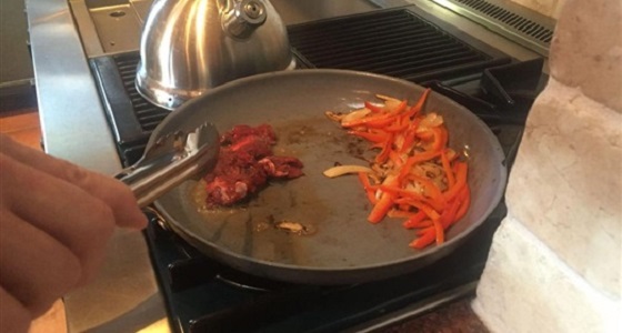 بالصور.. رجل يطهي قدمه المبتورة في حفل عشاء لأصحابه