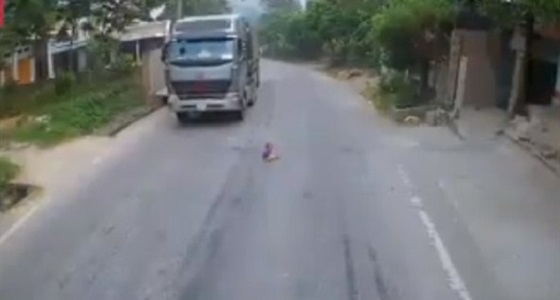 بالفيديو.. طفل رضيع يتسلل من المنزل ويعبر طريقا مليئا بالسيارات