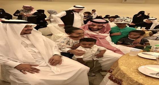 بالصور.. الأمير فيصل بن سلطان يكرم الأيتام بمركز النهضة بجدة
