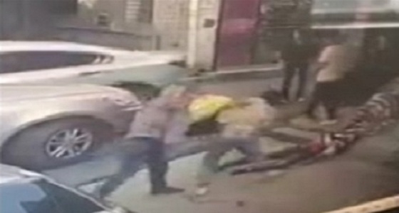 فيديو مروع.. للحظة اعتداء رجل على امرأة بسكين في الشارع