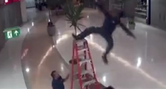 بالفيديو.. سقوط مروع لعامل يتسبب في وفاته
