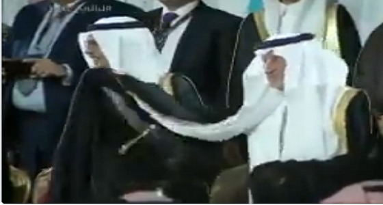 بالفيديو.. أمير مكة المكرمة يؤدي العرضة في حفل ليالي عكاظ
