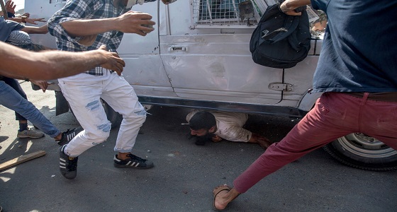 بالصور.. دهس مواطن بإقليم كشمير تحت مدرعة شرطية