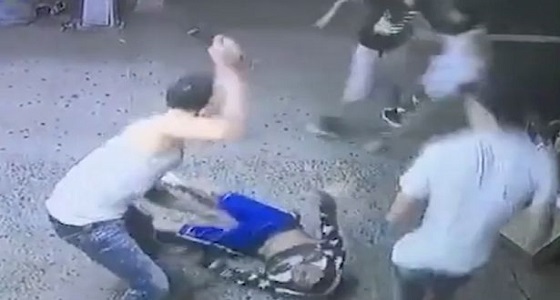 بالفيديو.. بلطجية يطعنون مراهقا بساطور حتى الموت