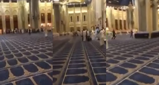 بالفيديو.. تسابق العشرات من المصلين لإدراك الصفوف الأولى في ليلة القدر