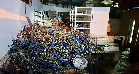 يزعج السكان.. إغلاق موقع مخالف يحوي كابلات مجهولة المصدر بجدة