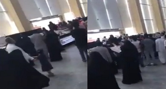 بالفيديو.. عراك بين عدد من الأطراف في أحد المجمعات التجارية بجازان