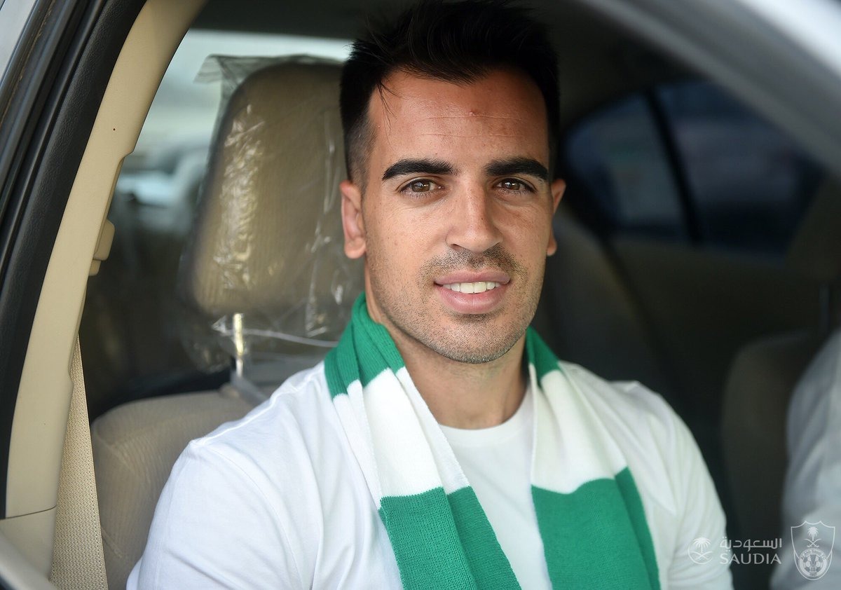 بالصور.. وصول محترف الأهلي الأسباني خوسيه مانويل إلى جدة