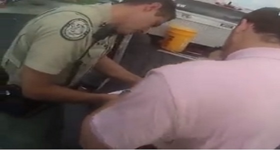 بالفيديو.. مفاجأة غير متوقعة لرجال شرطة يلقون القبض على حرامي سيارات