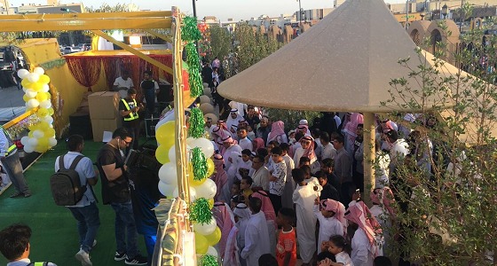 بالفيديو والصور.. فرحة أطفال الرياض بعد توزيع الهدايا عليهم بمصليات العيد