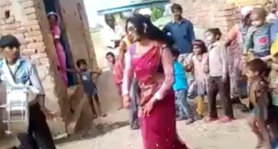 بالفيديو.. امرأة تذهل المارة باستعراض غريب