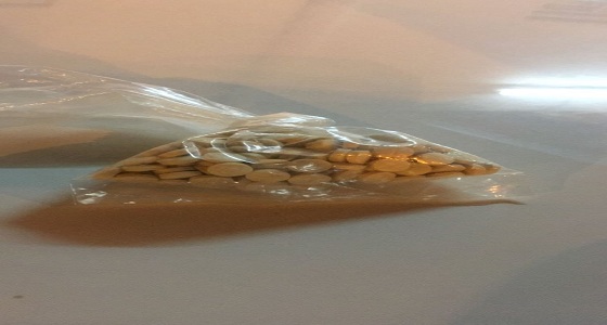 ضبط حبوب مخدرة بحوزة قائدي مركبة بالرياض ومكة