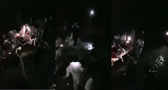 بالفيديو.. أهالي &#8221; الريث &#8221; يعاونون الدفاع المدني في إنقاذ شاب سقط بوادي لجب
