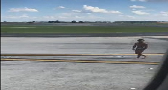 بالفيديو.. رجل بملابسه الداخلية يعتلي جناح طائرة ويثير ذعر الركاب