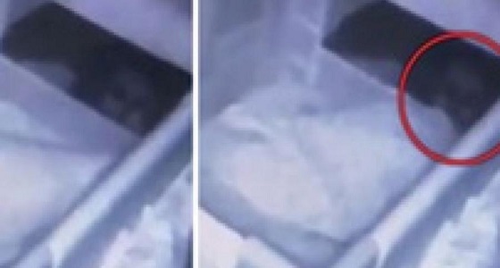 والدان يرصدان شبحا يحدق في طفلهما