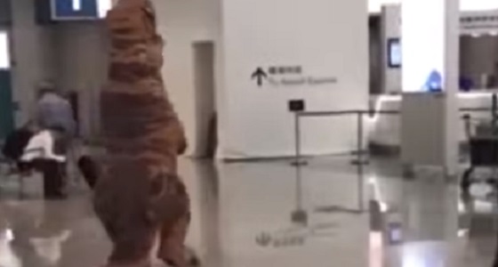 بالفيديو.. رجل يستقبل شقيقته في المطار بزي ديناصور