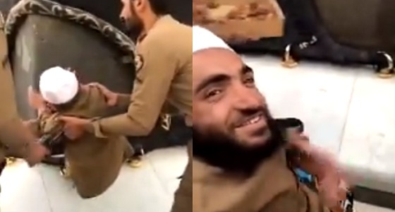 بالفيديو.. رجال الحرم المكي يساعدون معاق أفغاني في تقبيل الحجر الأسود