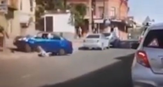 بالفيديو.. رجل يدهس زوجته لطلبها الطلاق منه