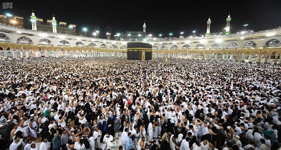 بالصور.. توافد الملايين لأداء صلاة التراويح وختم القرآن بالحرمين