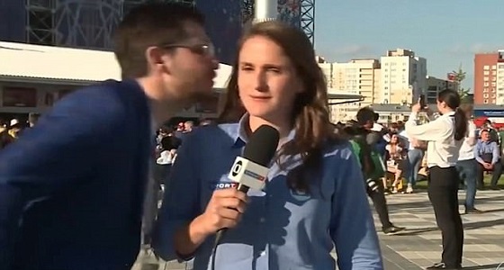 بالصور.. مراسلة تلقن مشجعا درسا قاسيا لمحاولته تقبيلها خلال تغطيتها للمونديال