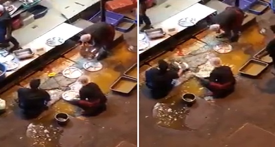 فيديو صادم.. لعمال مطعم يغسلون الأواني بمجرى صرف صحي