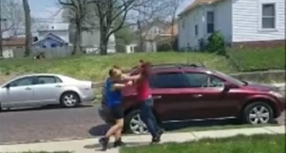 بالفيديو.. مشاجرة عنيفة بين 3 نساء في أحد شوارع نيويورك